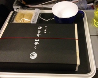 シンガポール--日本航空「JL035」便の新しくなった機内食弁当