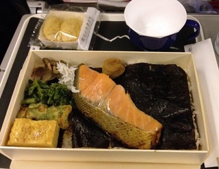 シンガポール--日本航空「ＪＬ０３５」便の新しくなった機内食弁当