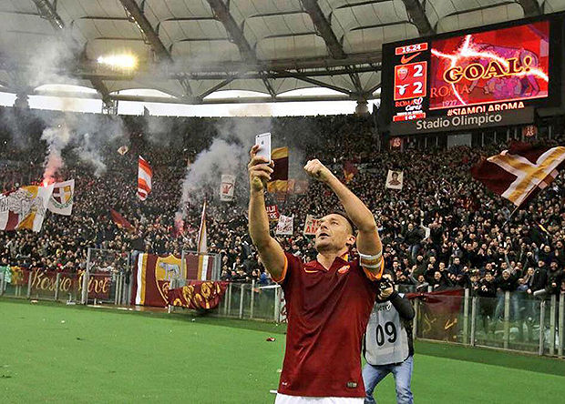 トッティが試合中にスマホで 自撮り ゴールパフォーマンスを見せる 海外の反応 ワールドサッカーファン 海外の反応 トッティが試合中にスマホで 自撮り ゴールパフォーマンスを見せる 海外の反応 ワールドサッカーファン 海外の反応