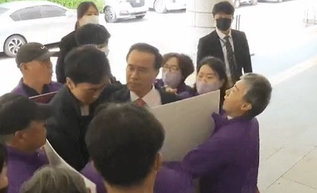 韓国人「梨泰院遺族たちの前に元ソウル警察庁長が現れた結果」