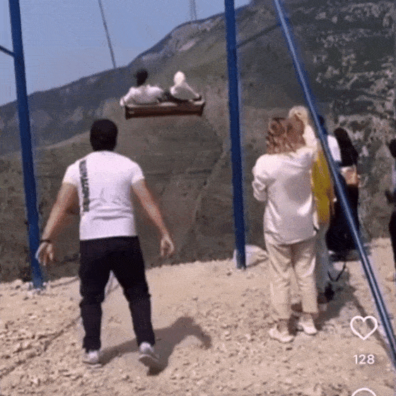 映像あり 1900メートルの絶壁 ブランコの鎖が切れて女性2人が落下 韓国の反応 カイカイ反応通信