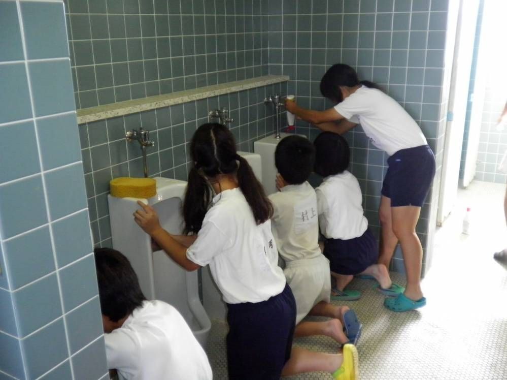 韓国人「トイレ掃除をする日本の女子小学生に見る善良な男女平等」 カイカイ反応通信