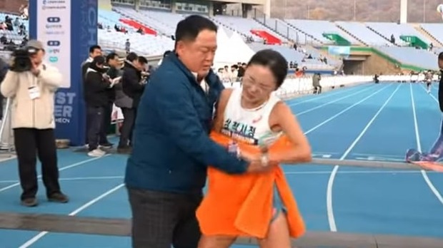 「セクハラではない」マラソン監督の釈明に選手は「激しい痛み、謝罪はない」