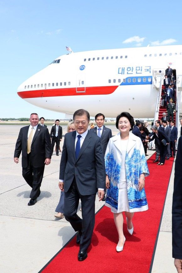 訪米の文在寅、レッドカーペットを自分で敷いた疑惑浮上=韓国の反応 カイカイ反応通信 訪米の文在寅、レッドカーペットを自分で敷いた疑惑浮上=韓国の反応 カイカイ反応通信