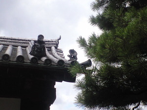 2010年9月16日大覚寺門の菊瓦