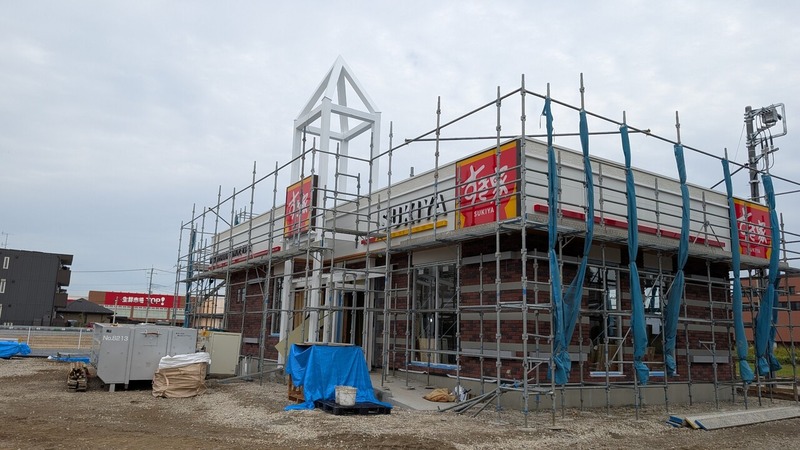 県道守谷流山線（十余二花野井線）沿いの牛丼店「すき家 柏十余二店」の工事状況（2025年11月2日）