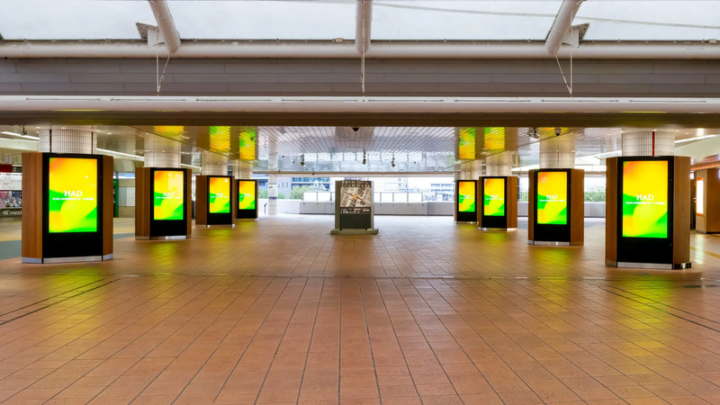 「流山おおたかの森駅」自由通路に75型×24面のデジタルサイネージ「おおたかフォレストビジョン」が設置