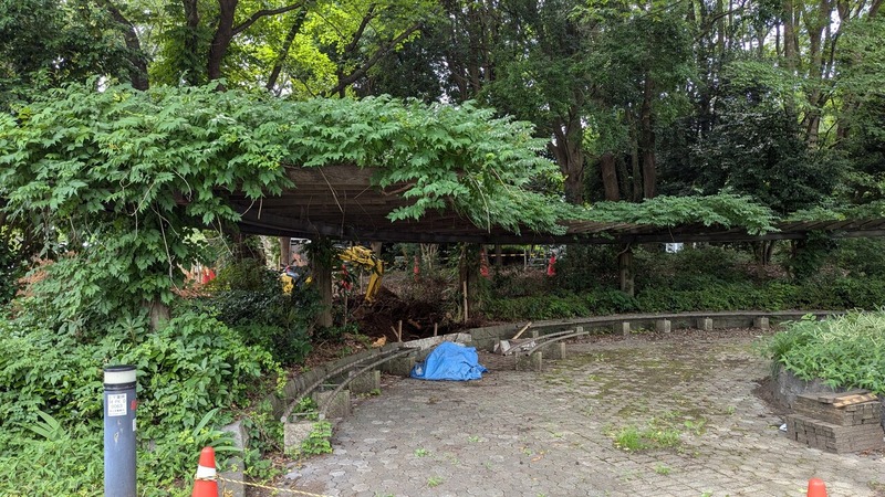 緑と調和した飲食施設(カフェ)