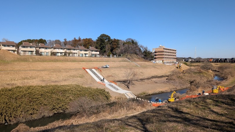 「利根運河」の「眺望の丘」近くの飛び石橋とトイレの整備状況（2026年2月3日）