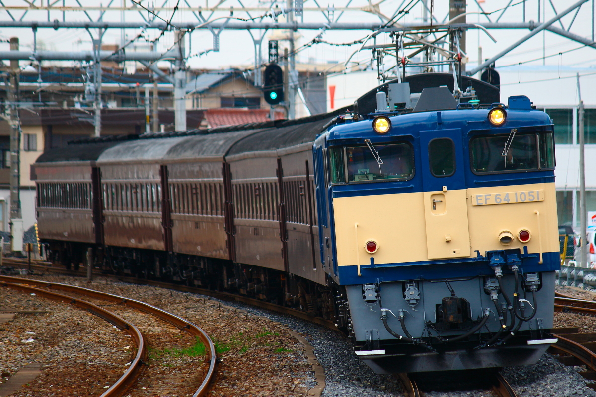 EF64 1051 + 旧型客車 懐かしのEF64-1051牽引の旧客回送 : パスポート