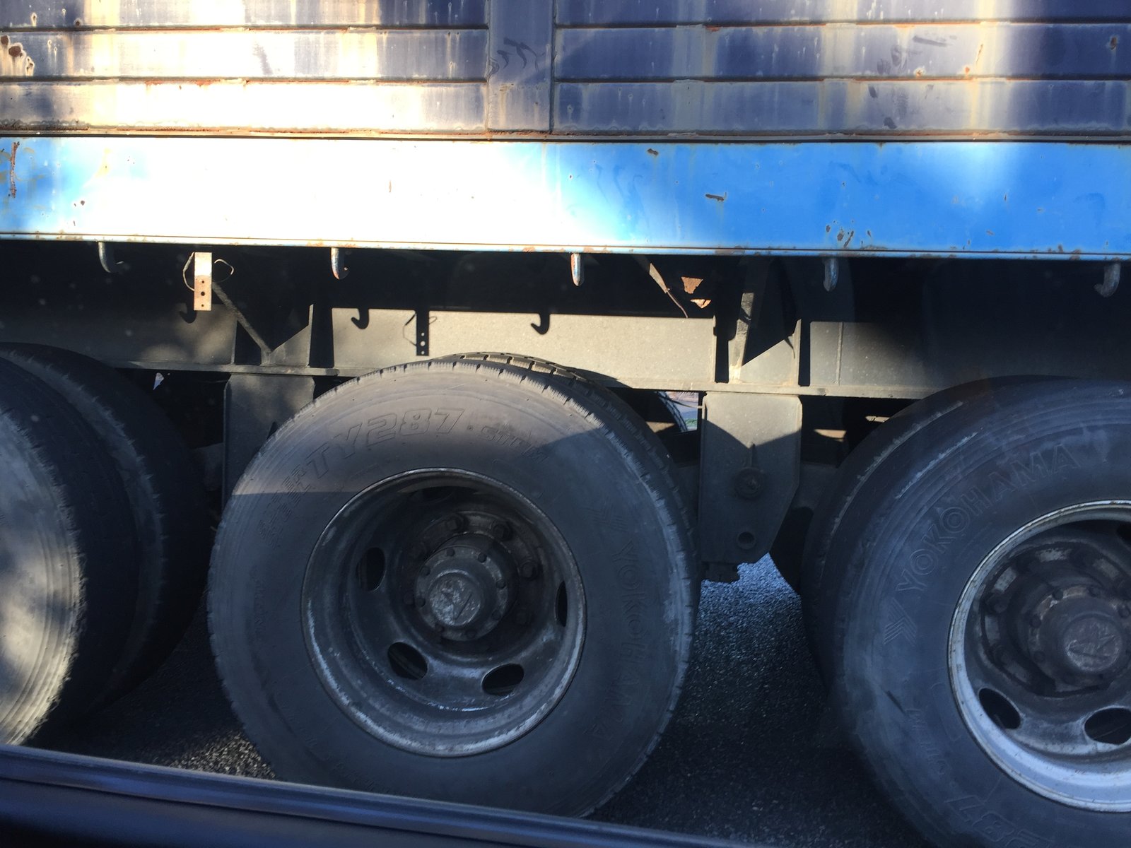 18輪トラックのタイヤの費用は Kaiser Sound ブログ