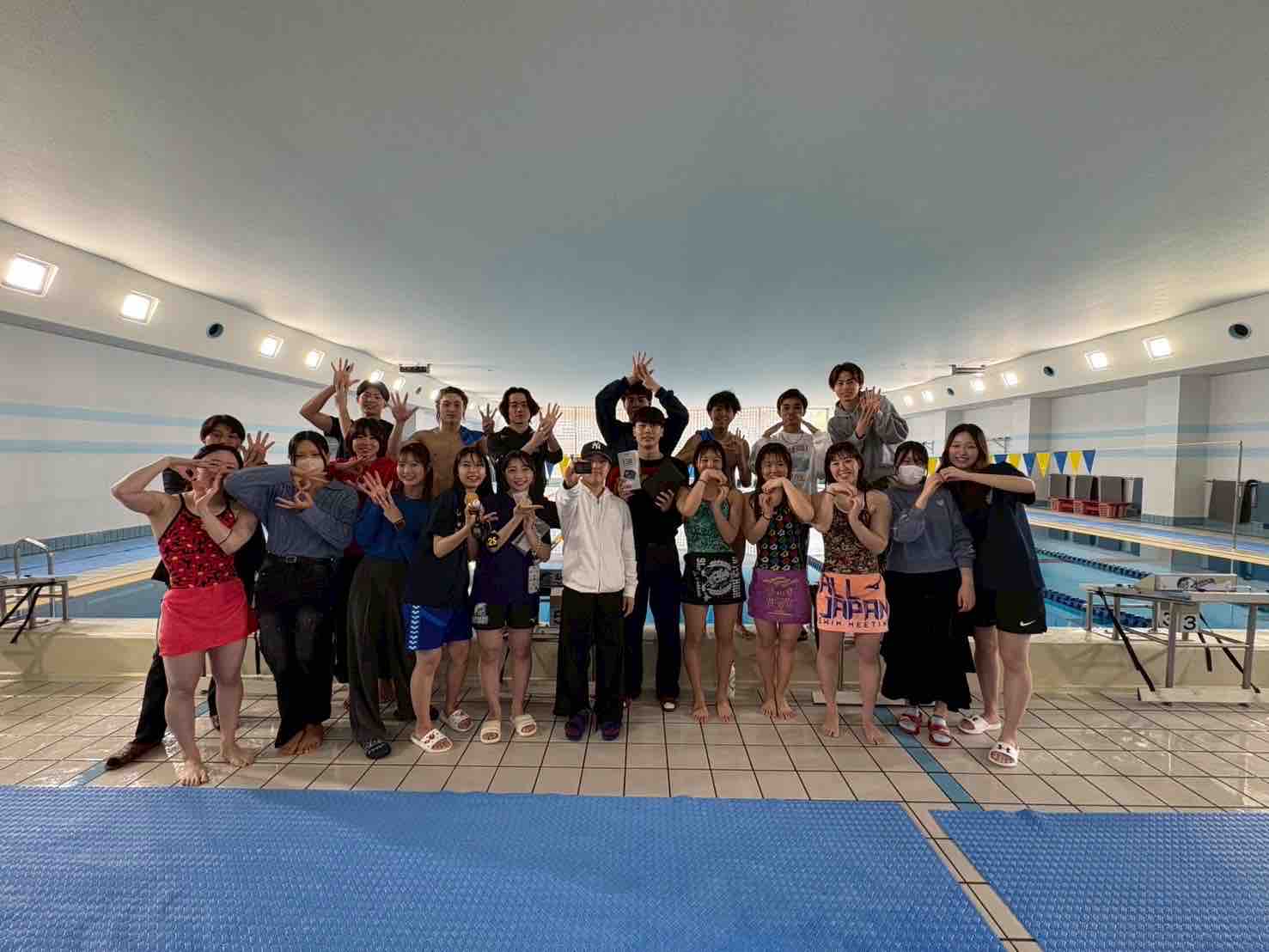 大学旅行競泳水着集合画像 修学旅行の集合写真みたい : プールサイドの会話