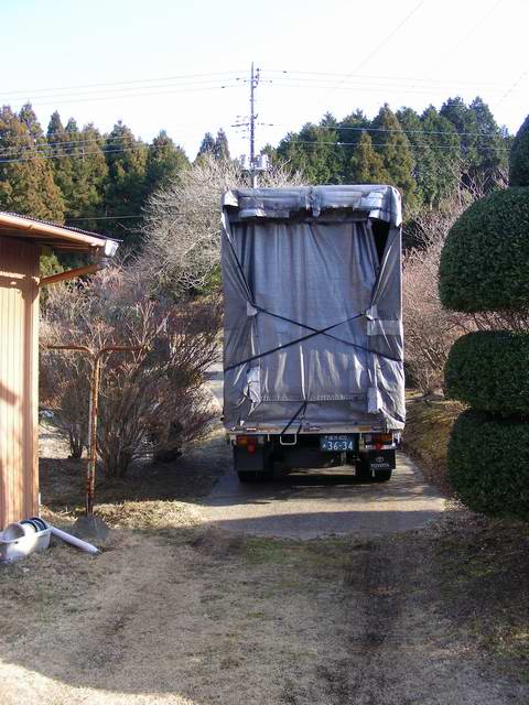 届いた荷物 ぎゅうぎゅうに詰まっている