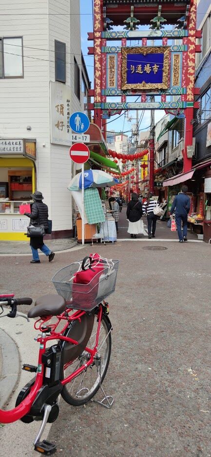 1112市場通りと社用車