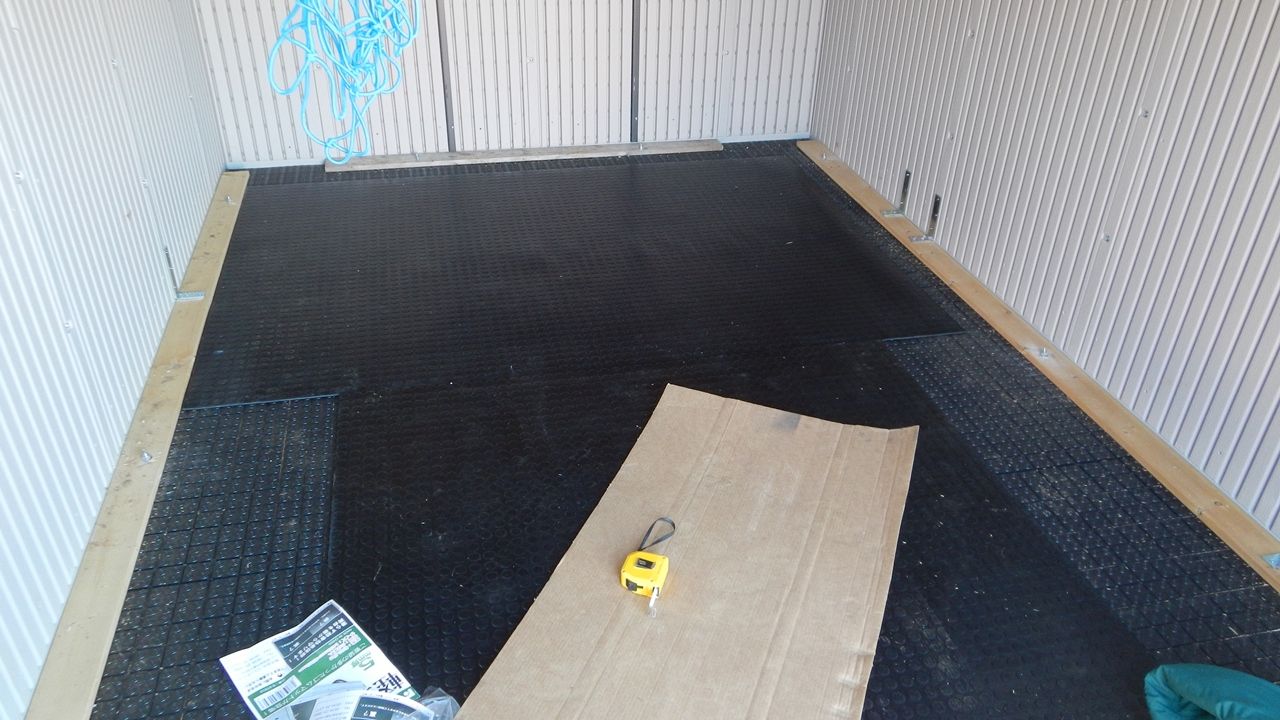 小屋の床を張る 定年後 田舎作って コメ野菜