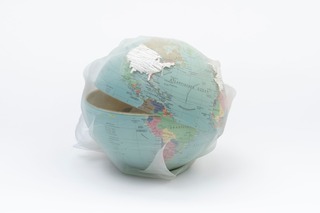 9_竹村京_修復された地球儀の貯金箱_7R37688