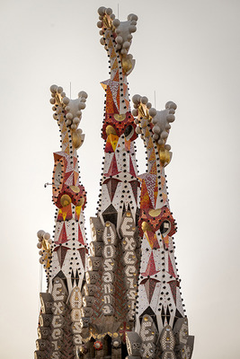 WEB用120dpi 長辺15㎝_10_サグラダ・ファミリア聖堂受難の正面、鐘塔頂華_0428トリミング無し