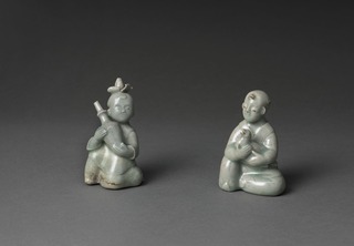 03_左:重要美術品 青磁彫刻童女形水滴/右:青磁彫刻童子形水滴