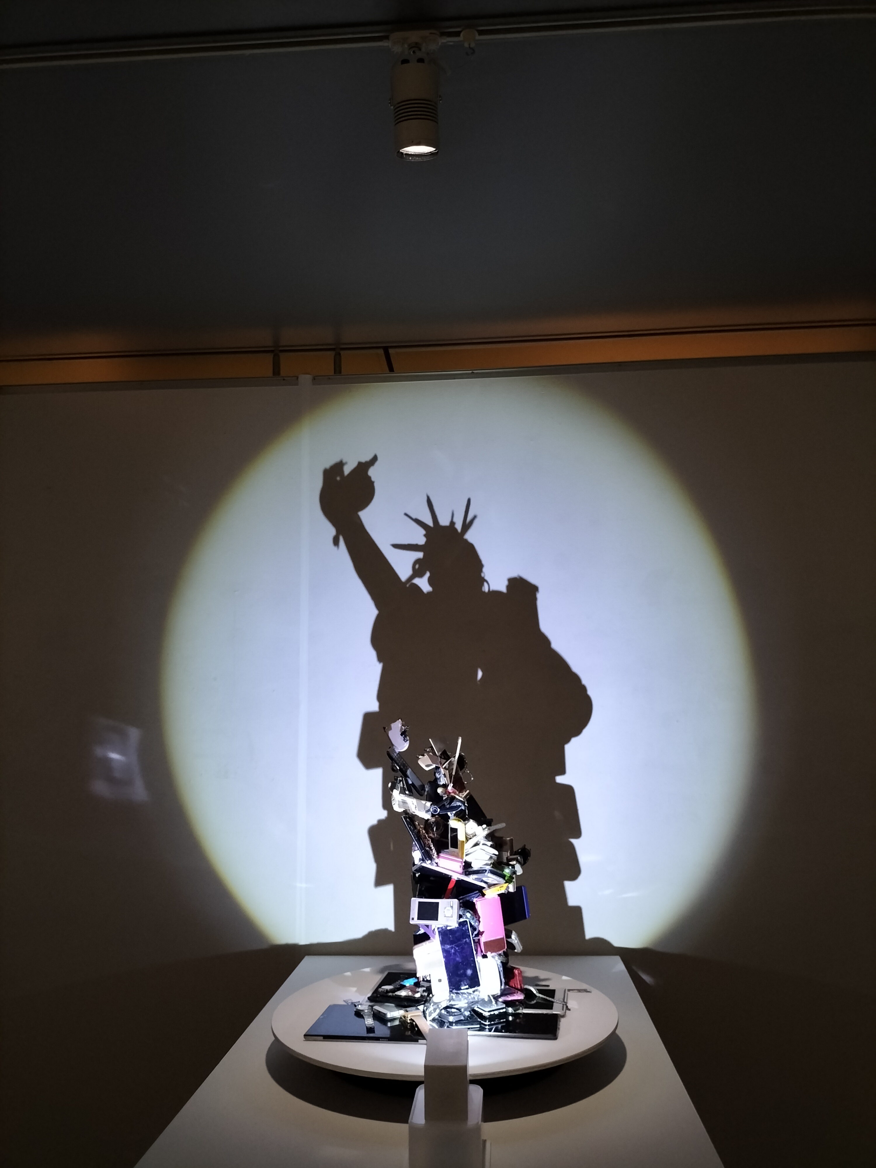 焔仁 　そごう美術館横浜展と奈良展に出品された作品タイトル「あざみ」50号 この夏、そごう美術館が“魔法”に包まれる「魔法の美術館 光と