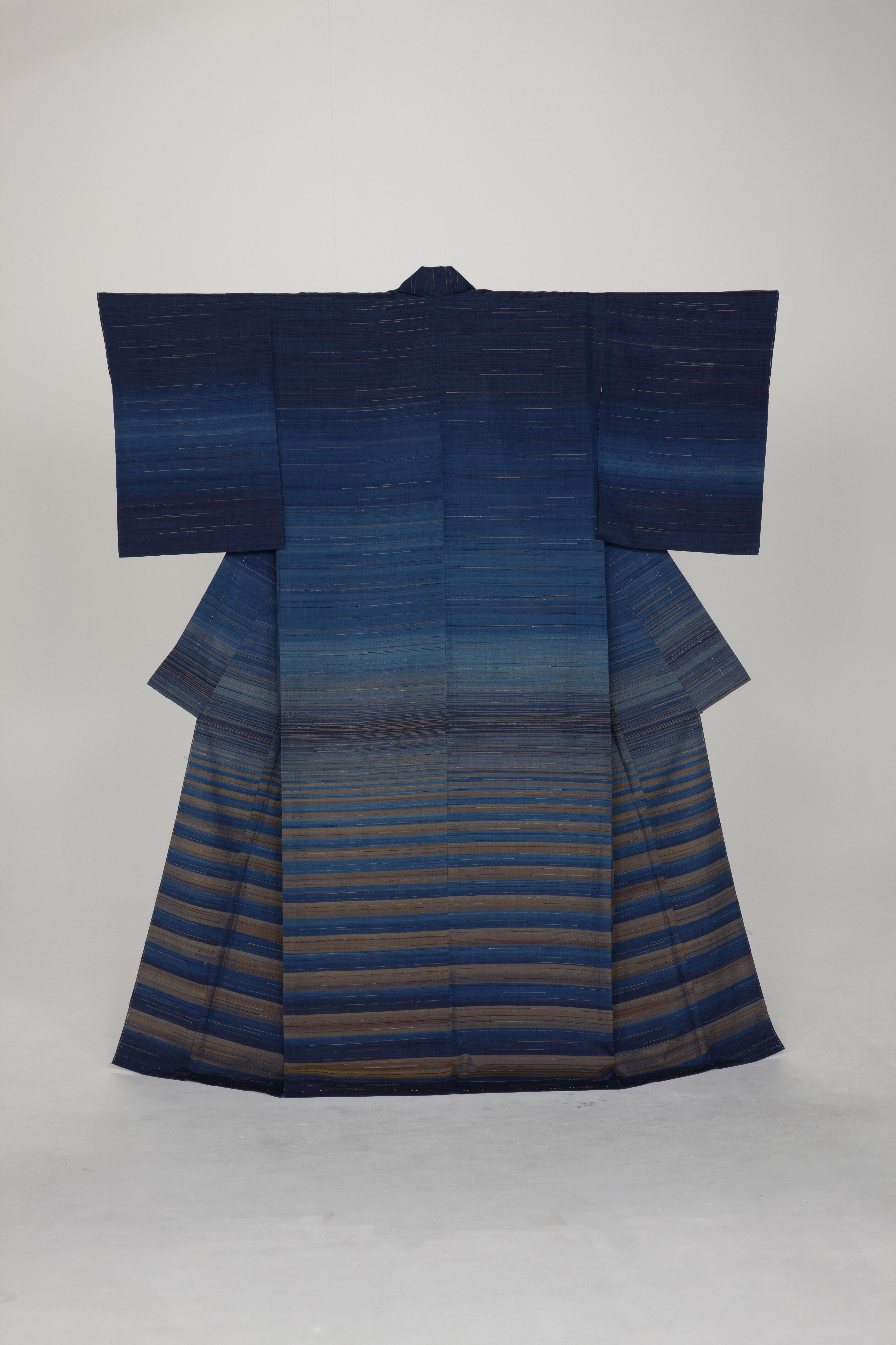 染織家・志村ふくみの軌跡をたどる「志村ふくみ100歳記念 ―《秋霞