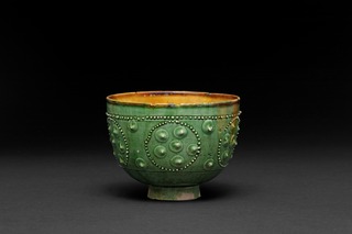 03_02682_緑褐釉貼花連珠文碗_白檮盧_写真：六田知弘