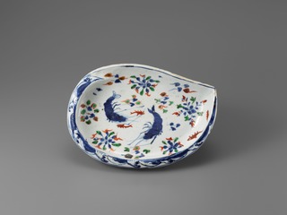 ⑪色絵魚介文鮑形鉢　中国・明時代末期　景徳鎮窯