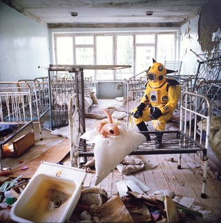 09.ヤノベケンジ《アトムスーツ・プロジェクト:保育園1・チェルノブイリ》