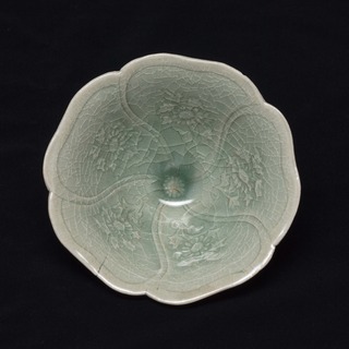 04_青磁陽刻菊花文碗
