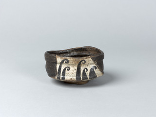 07_05201_美濃・黒織部波文茶碗_松惠_写真：加藤成文