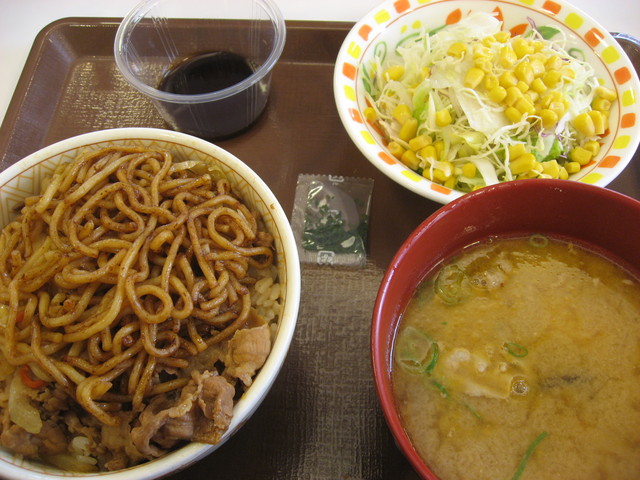 秘伝のソースで化ける やきそば牛丼 54歳児