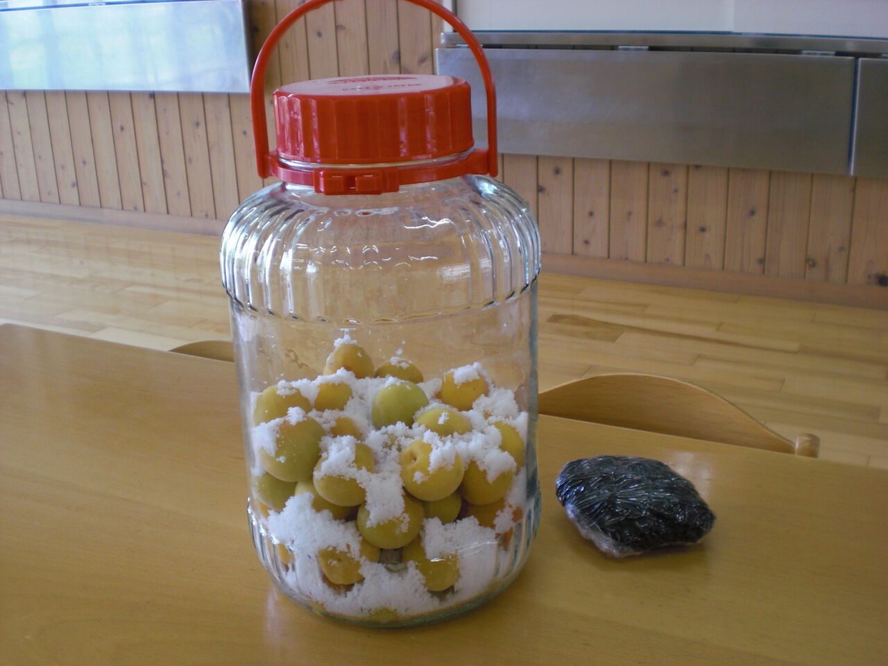 梅干し作りをしました 子育てセンターかきのみのブログ 梅干し作りをしました 子育てセンターかきのみのブログ
