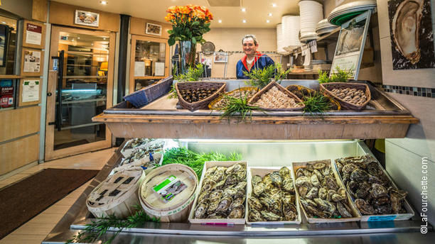 l-huitrier-banc-de-crustaces-et-fruits-de-mer-67b95