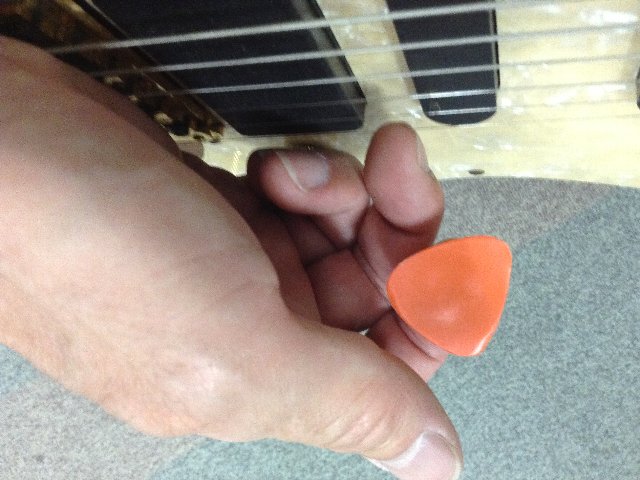 ピックの持ち方 ギターサウンド研究録