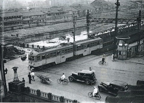 Keihan_Shijo_Station_and_61_biwako