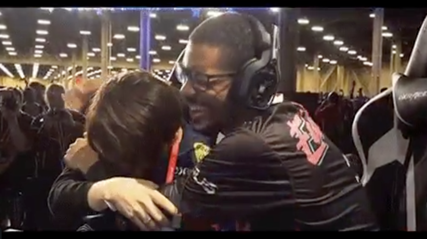 優勝して号泣するgo1を抱擁するsonicfox 美しいスポーツマンシップの場面に絶賛の声が集まる Evo 19 Dbfz 格ゲーブログ 仮