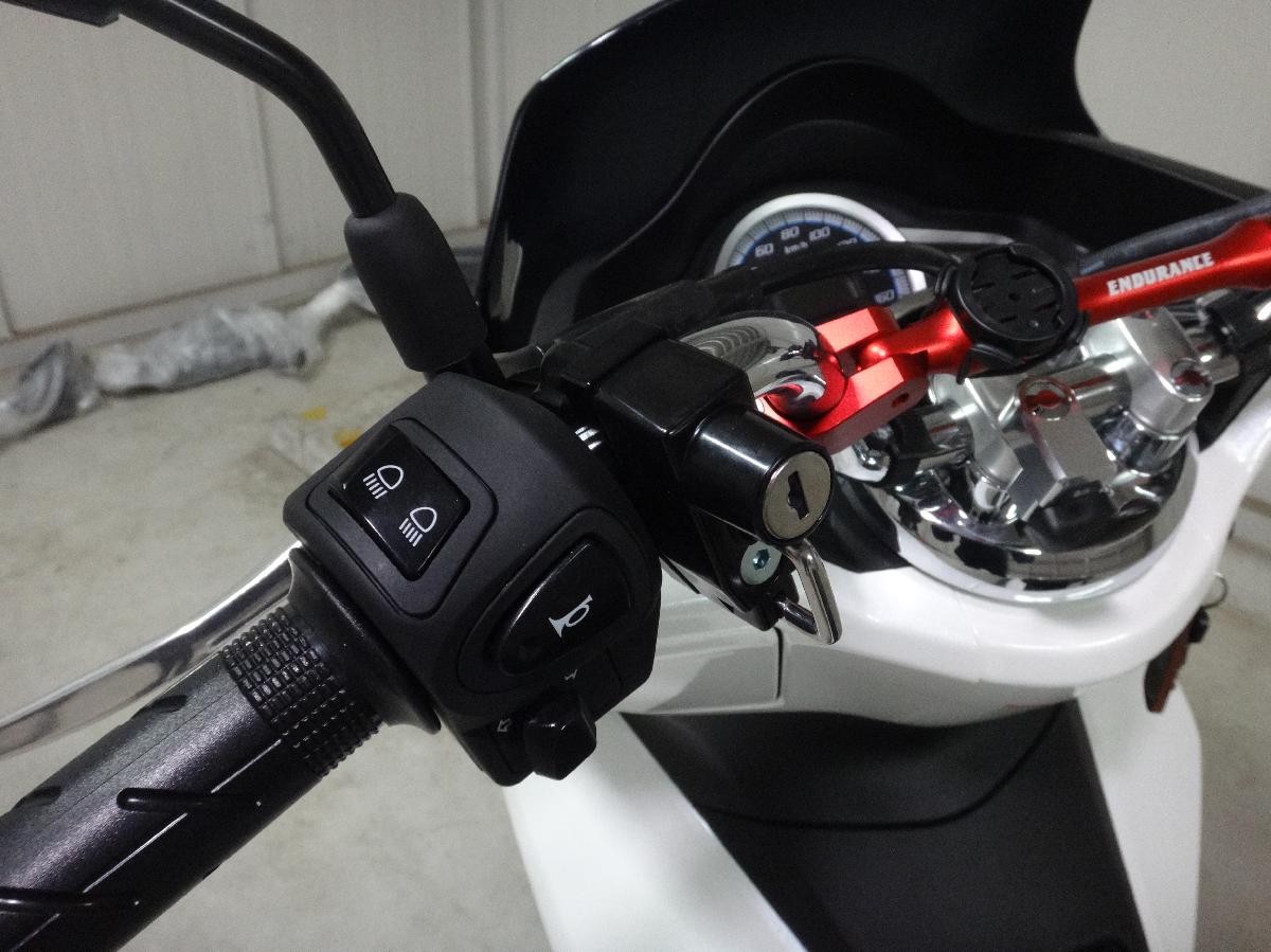 Pcx125 Jf56 にヘルメットホルダー付けてみた ゆみゆみ バイク沼の散在禄