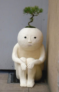 【アート】「ぬーーん」と膝を抱え、たそがれる「盆栽の人」がシュールすぎる