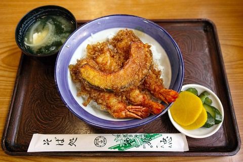 定食屋店員「ご注文はお決まりですか？」俺「厚切りロースカツ定食一つ、あと漬物いらないから300円引きにしてよ」