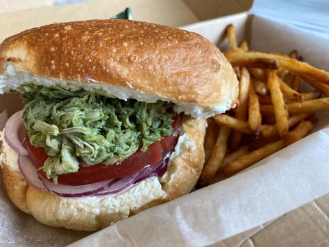 ⑭バジルチキンクリームチーズベーグルとポテト700円M