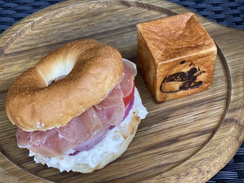 生ハムクリームチーズベーグルサンドとあんぱん