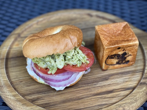 バジルチキンクリームチーズベーグルサンドとあんぱん