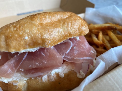 ⑭生ハムクリームチーズベーグルとポテト700円M