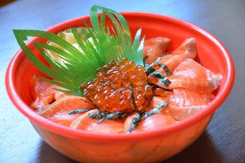 サーモンづくし丼