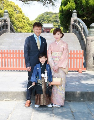 鶴岡八幡宮七五三前撮り屋外撮影家族写真