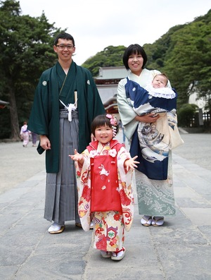 鶴岡八幡宮七五三屋外ロケーション家族写真 着物