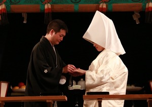 鶴岡八幡宮幸あかり結婚式指輪交換写真