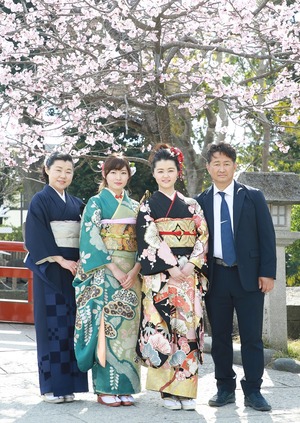 成人式前撮り屋外 桜 家族写真