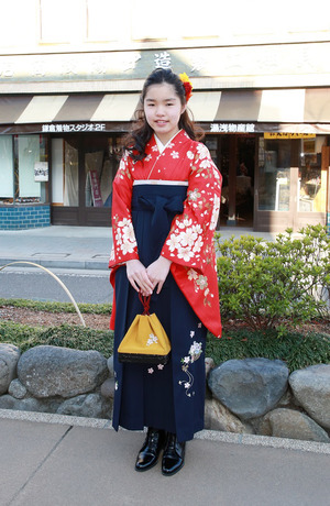 鎌倉小学生卒業式　赤小花紺小花袴