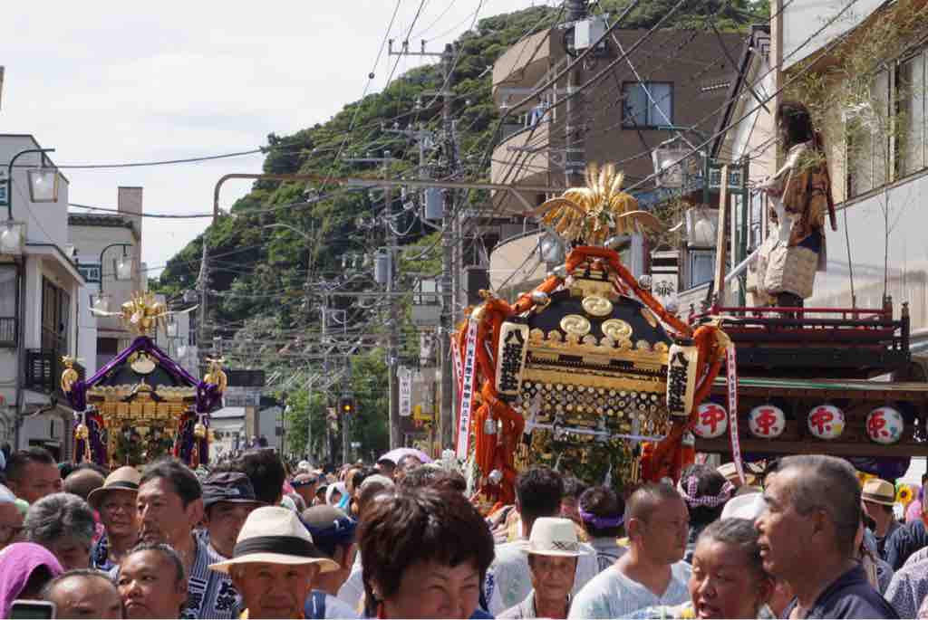 江ノ電と二基のお神輿の行合祭 腰越 小動神社 天王祭 7月8日 鎌倉ポタてく ー ポタリングと散歩で ご近所鎌倉 湘南を巡ります