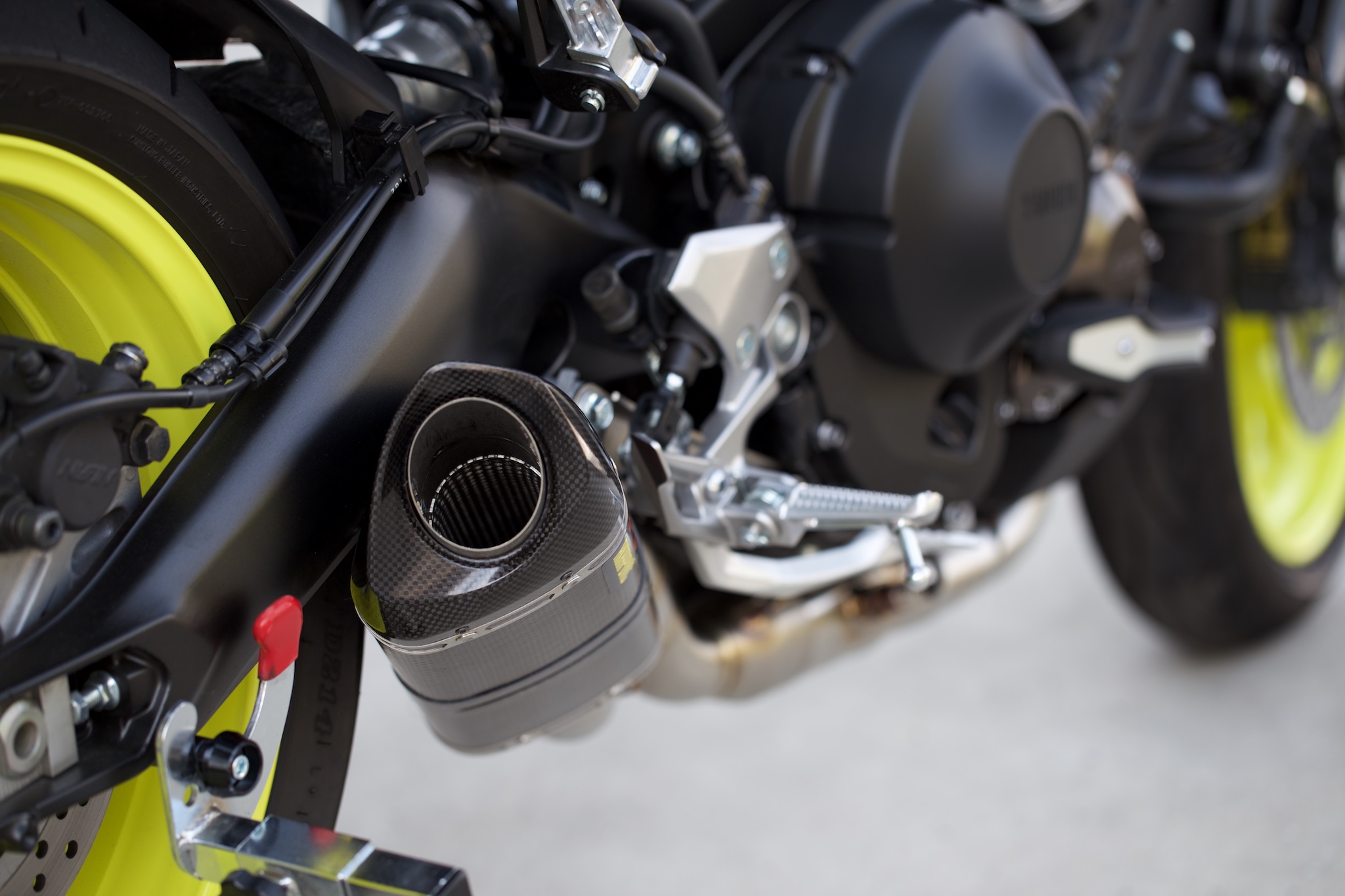 Mt 09 マフラーを Akrapovic Racing Line Carbon に交換しちゃったぞ Kamarin Net Mt 09 マフラーを Akrapovic Racing Line Carbon に交換しちゃったぞ Kamarin Net